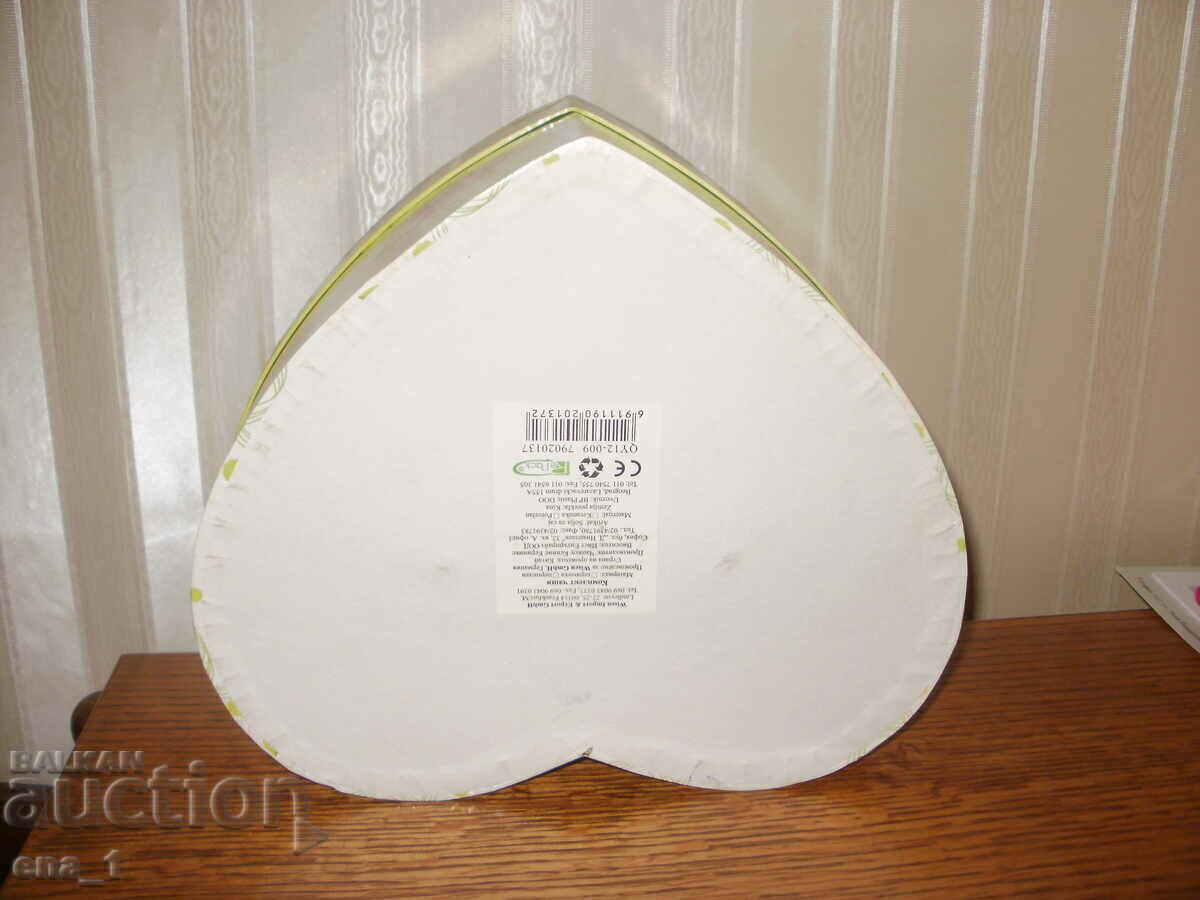 Δημοπρασία Κουτί δώρου σε σχήμα καρδιάς 25x21x9,5 cm.