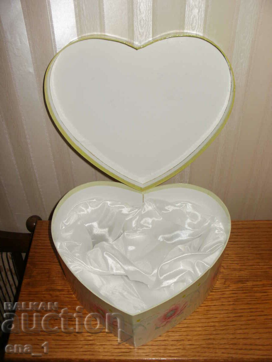 Παράδοση Κουτί δώρου σε σχήμα καρδιάς 25x21x9,5 cm.