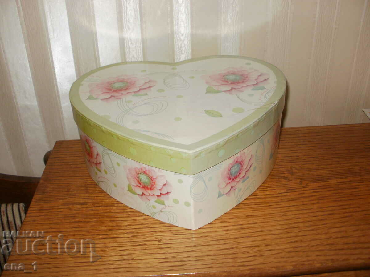 Κουτί δώρου σε σχήμα καρδιάς 25x21x9,5 cm.