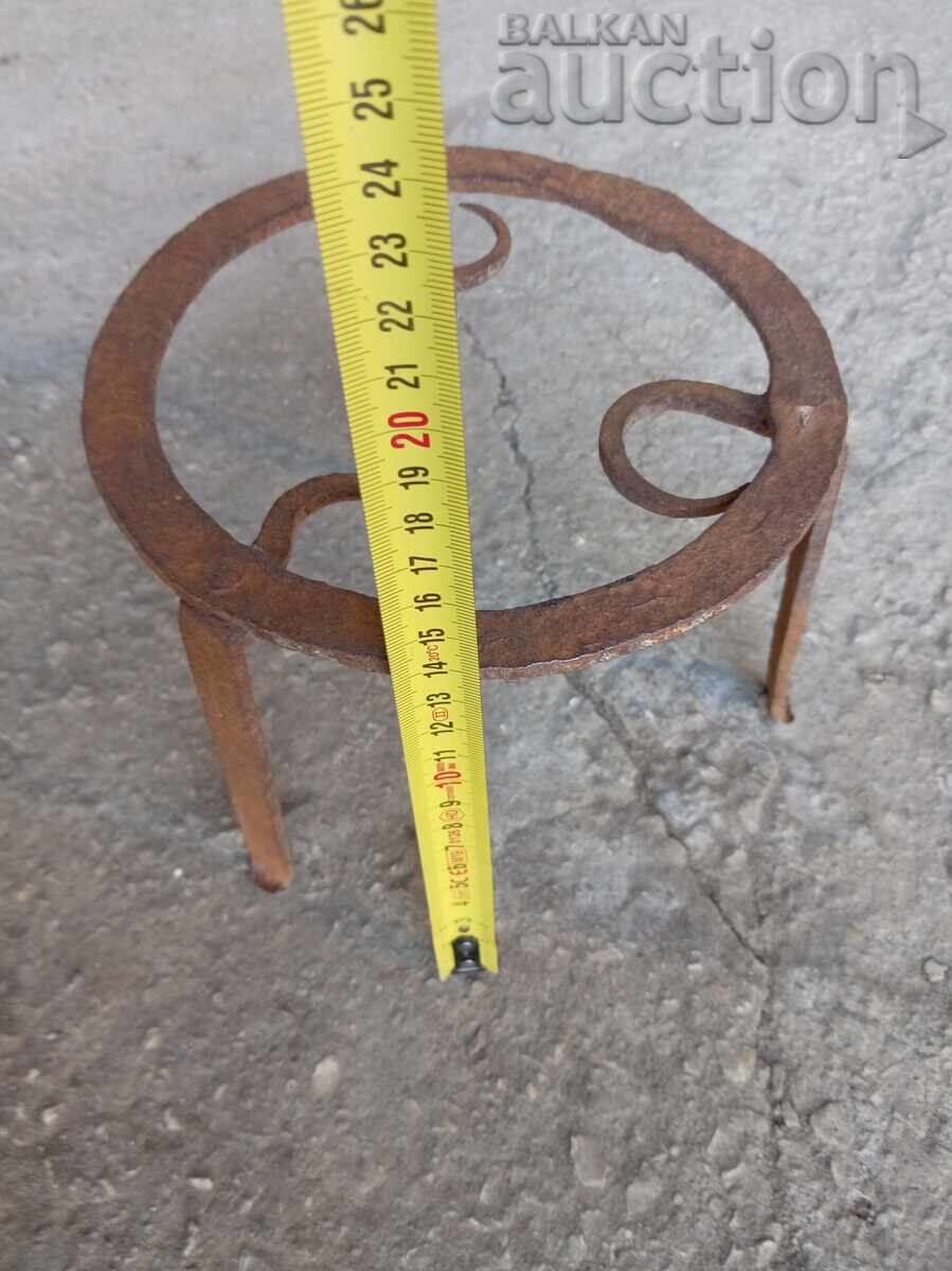 Παράδοση Παλιό σφυρήλατο τηγάνι από σφυρήλατο σίδερο, πρωτόγονο πυροστιά Παράδοση Παλιό σφυρήλατο τηγάνι από σφυρήλατο σίδερο, πρωτόγονο πυροστιά