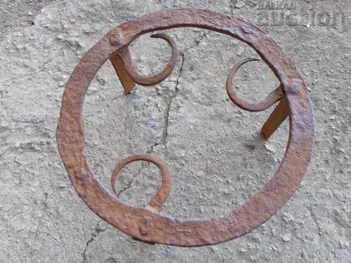 Παλιό σφυρήλατο τηγάνι από σφυρήλατο σίδερο, πρωτόγονο πυροστιά Παλιό σφυρήλατο τηγάνι από σφυρήλατο σίδερο, πρωτόγονο πυροστιά