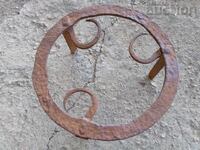 Παλιό σφυρήλατο τηγάνι από σφυρήλατο σίδερο, πρωτόγονο πυροστιά