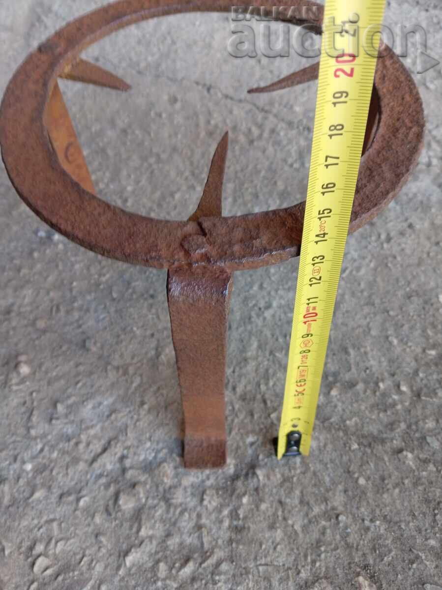 Παράδοση Παλιό σφυρήλατο τηγάνι πρωτόγονο πυροστιά για χάλκινο σκεύος Παράδοση Παλιό σφυρήλατο τηγάνι πρωτόγονο πυροστιά για χάλκινο σκεύος