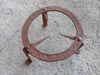 Παλιό σφυρήλατο τηγάνι πρωτόγονο πυροστιά για χάλκινο σκεύος