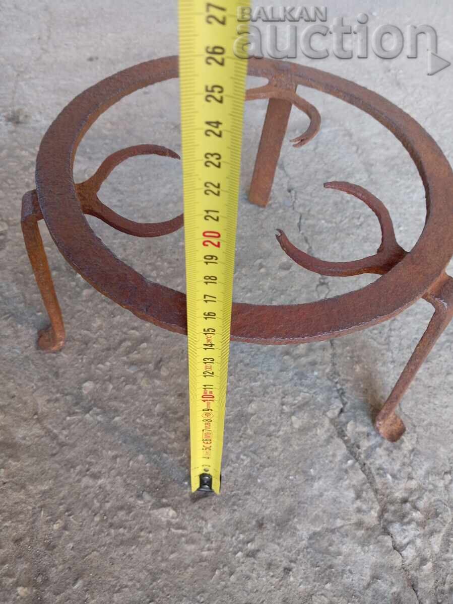 Παράδοση Παλιό σφυρήλατο τηγάνι πρωτόγονο πυροστιά για χάλκινο σκεύος Παράδοση Παλιό σφυρήλατο τηγάνι πρωτόγονο πυροστιά για χάλκινο σκεύος