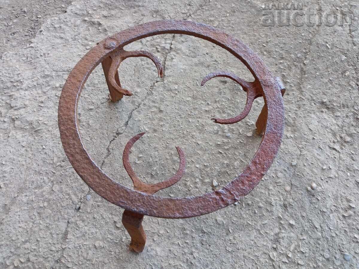 Παλιό σφυρήλατο τηγάνι πρωτόγονο πυροστιά για χάλκινο σκεύος Παλιό σφυρήλατο τηγάνι πρωτόγονο πυροστιά για χάλκινο σκεύος