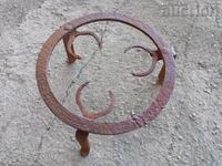 Παλιό σφυρήλατο τηγάνι πρωτόγονο πυροστιά για χάλκινο σκεύος