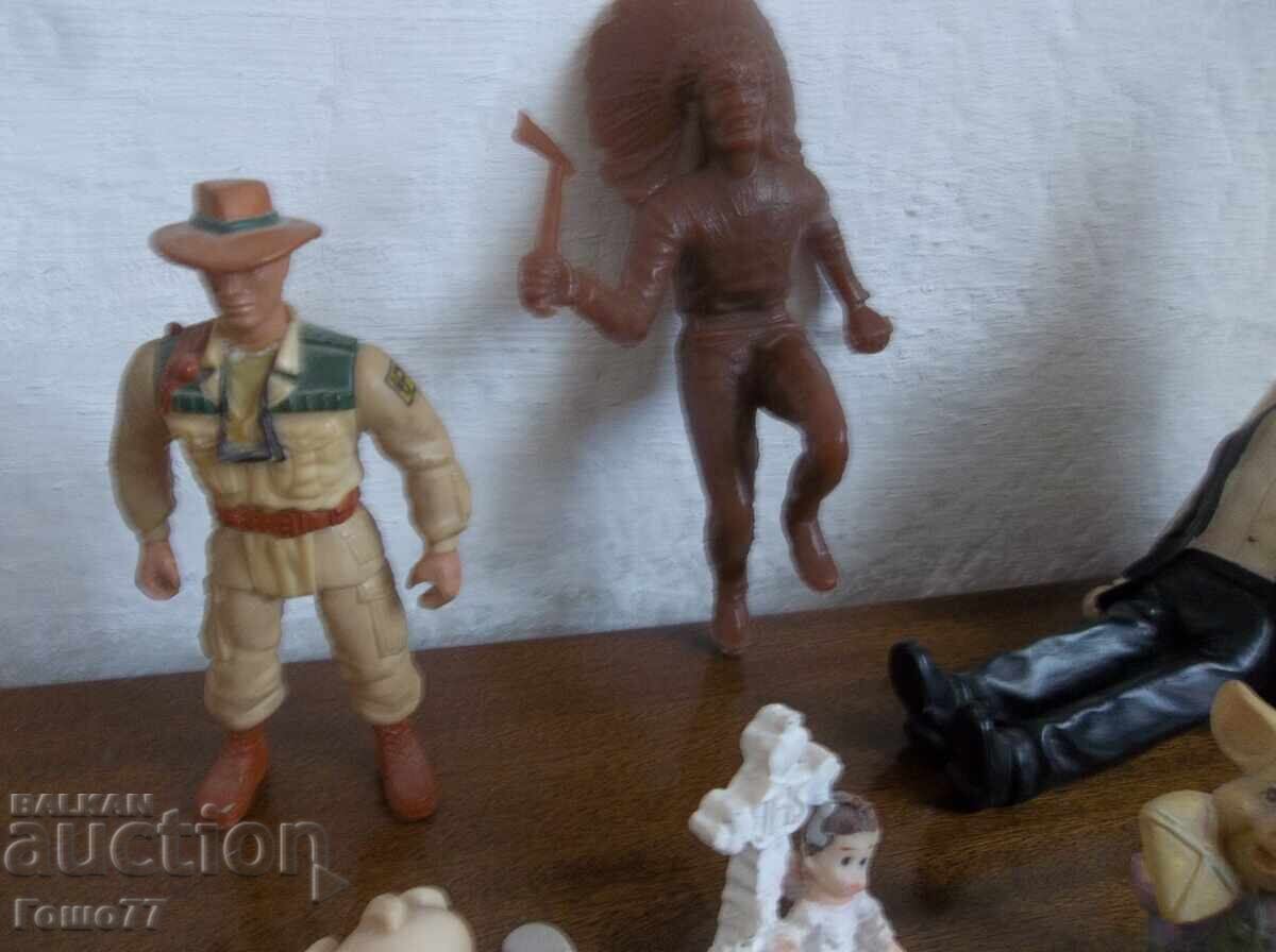 Figurines - 5 Figurines - 5