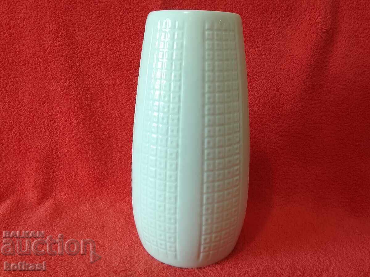 Παλιά πορσελάνινη Βάζο με σήμανση Schumann GERMANY ανάγλυφη επιφάνεια με τιμή 35.50 BGN | € 18.15