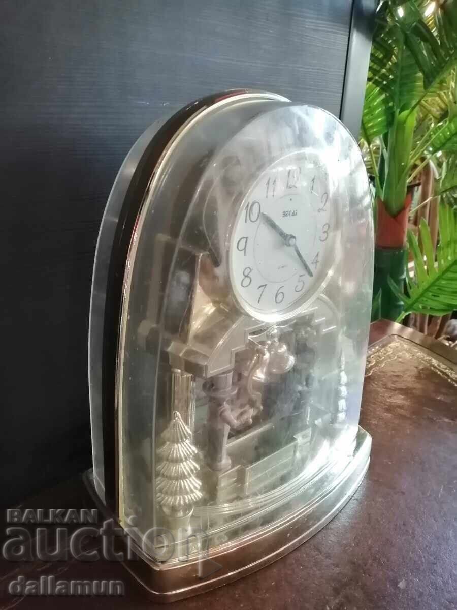 Παλιό επιτραπέζιο ρολόι με βάζο με τιμή 30.00 BGN | € 15.34