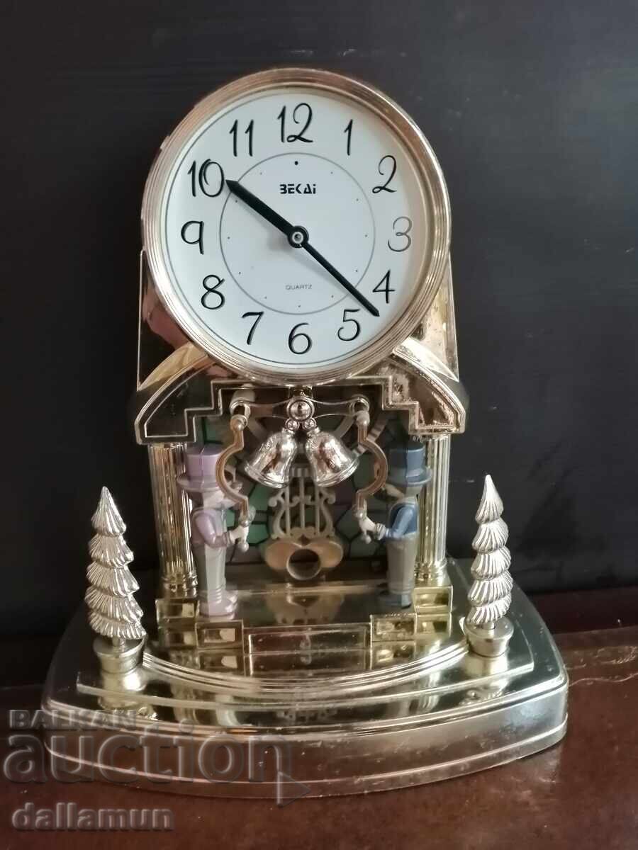 Παράδοση Παλιό επιτραπέζιο ρολόι με βάζο