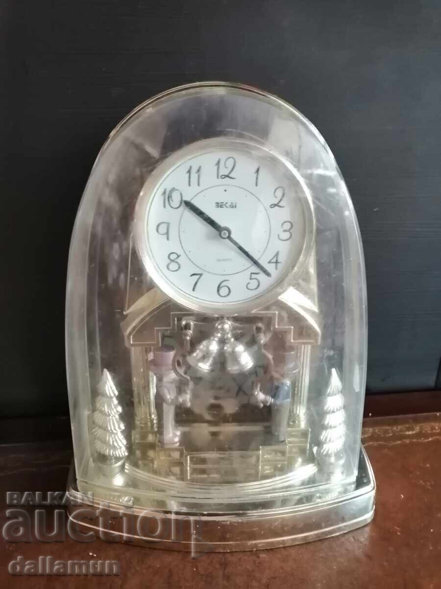 Παλιό επιτραπέζιο ρολόι με βάζο