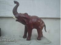 Un elefant mare din piele