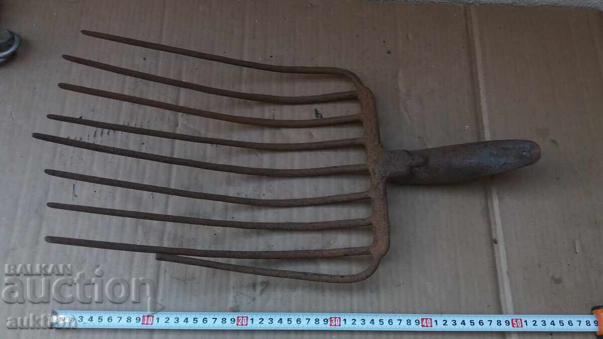 МАСИВНА СОЦ. ВИЛА ЗА ВЪГЛИЩА с цена 9.99 лв. | € 5.11