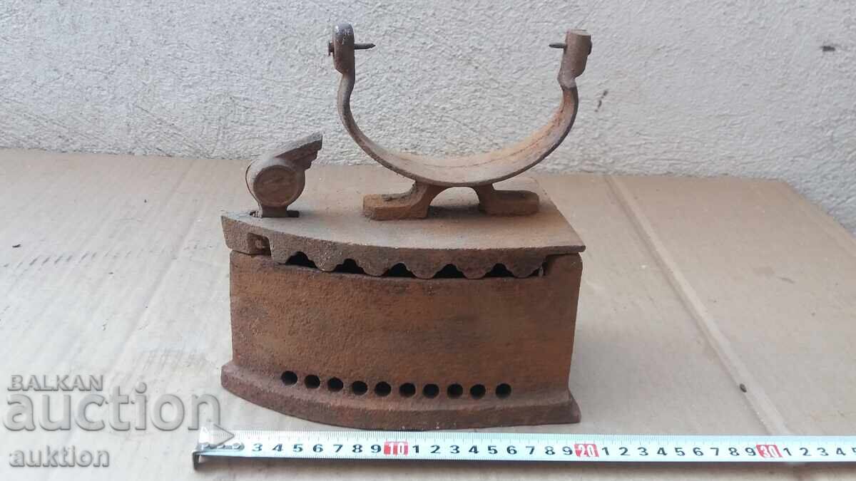 FIER DE CĂLCAT CU CĂRBUNI DE EPOCĂ cu preț 29.99 BGN | € 15.33