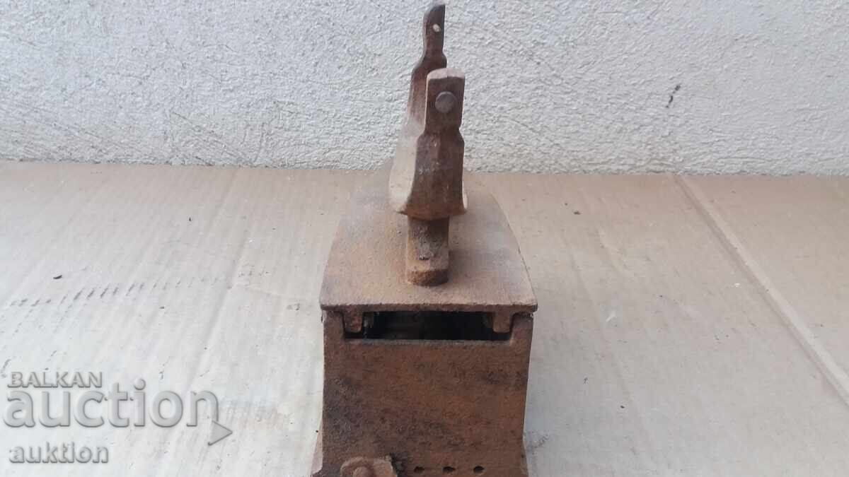 Livrarea FIER DE CĂLCAT CU CĂRBUNI DE EPOCĂ