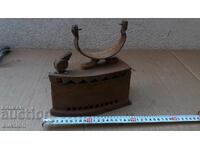 FIER DE CĂLCAT CU CĂRBUNI DE EPOCĂ