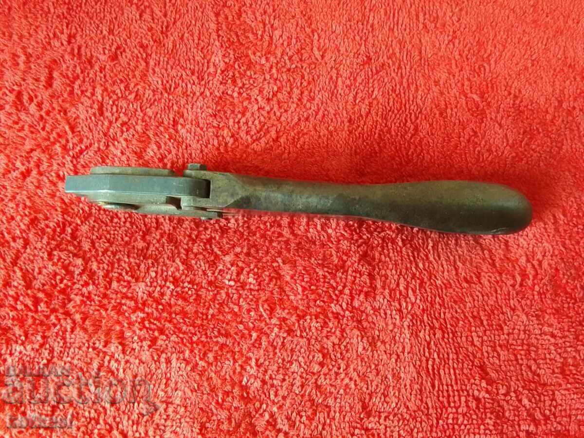 Delivery of Old massive metal scissors Germany