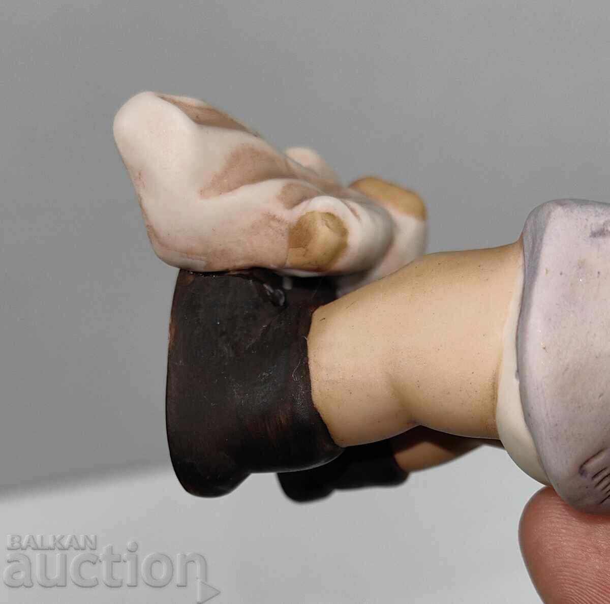 GOEBEL GOEBEL PORCELAIN FIGURE MARKED WITH A NOTE - 6 GOEBEL GOEBEL PORCELAIN FIGURE MARKED WITH A NOTE - 6