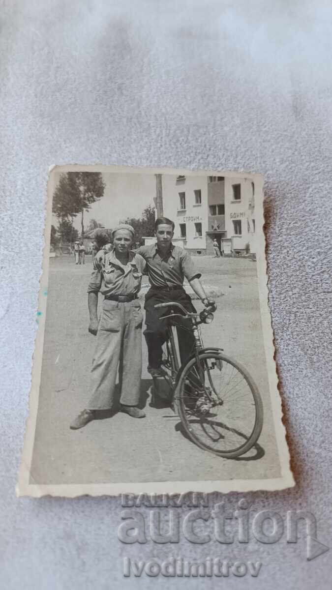 Снимка Двама млади мъже с ретро велосипед на улицата