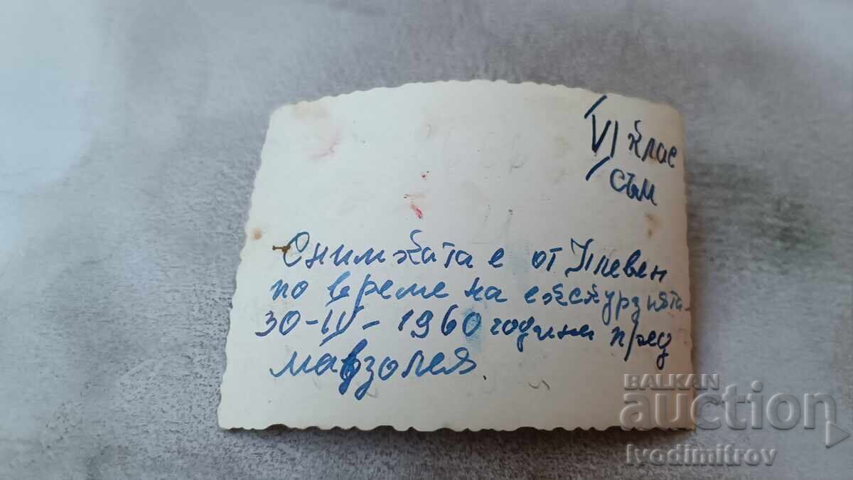 Fotografie Plevna Elevi de clasa a VI-a în fața Mausoleului 1960 cu preț 2.85 BGN | € 1.46