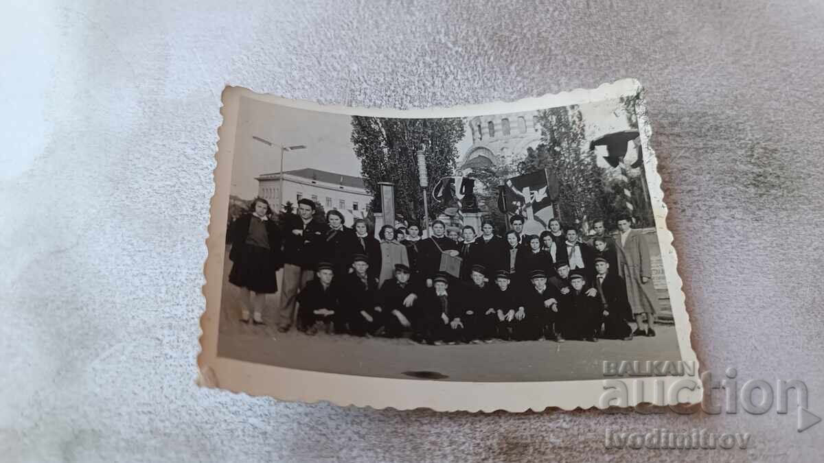 Fotografie Plevna Elevi de clasa a VI-a în fața Mausoleului 1960