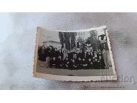 Снимка Плевен Ученици от VI клас пред Мавзолея 1960