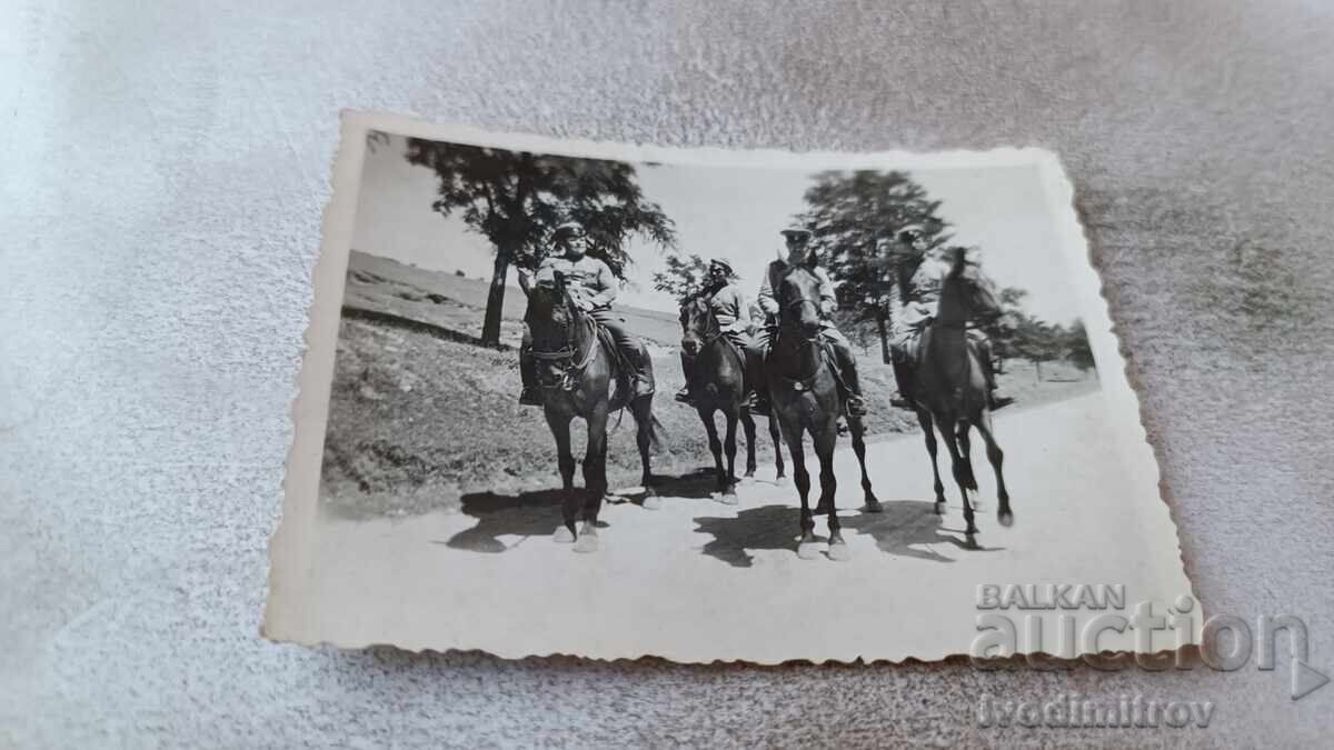 Φωτογραφία Σκοπίων Τέσσερις αξιωματικοί σε άλογα στον δρόμο 1941