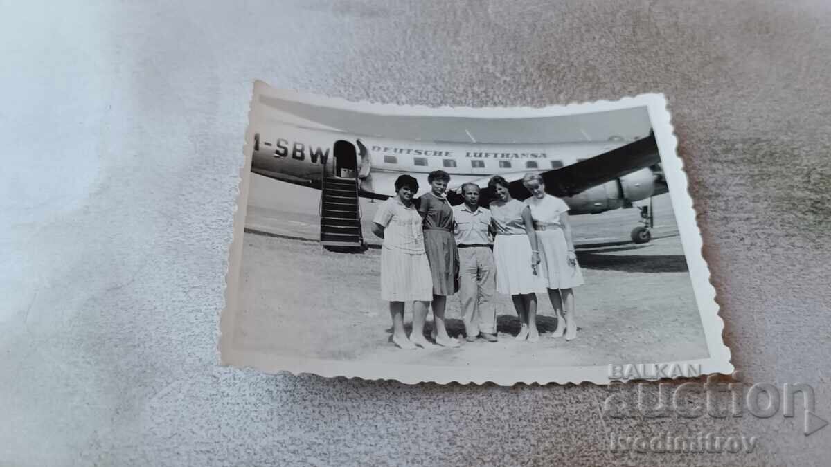 С-ка Мъж и четири жени на пистата пред самолет на Lufthanza С-ка Мъж и четири жени на пистата пред самолет на Lufthanza