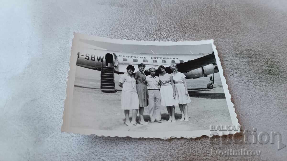 С-ка Мъж и четири жени на пистата пред самолет на Lufthanza С-ка Мъж и четири жени на пистата пред самолет на Lufthanza