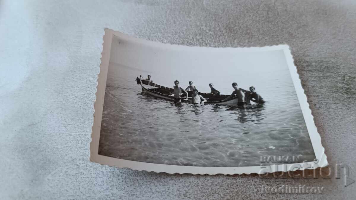 Снимка Младежи с лодка в морето