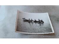 Fotografie Tineri cu barcă pe mare