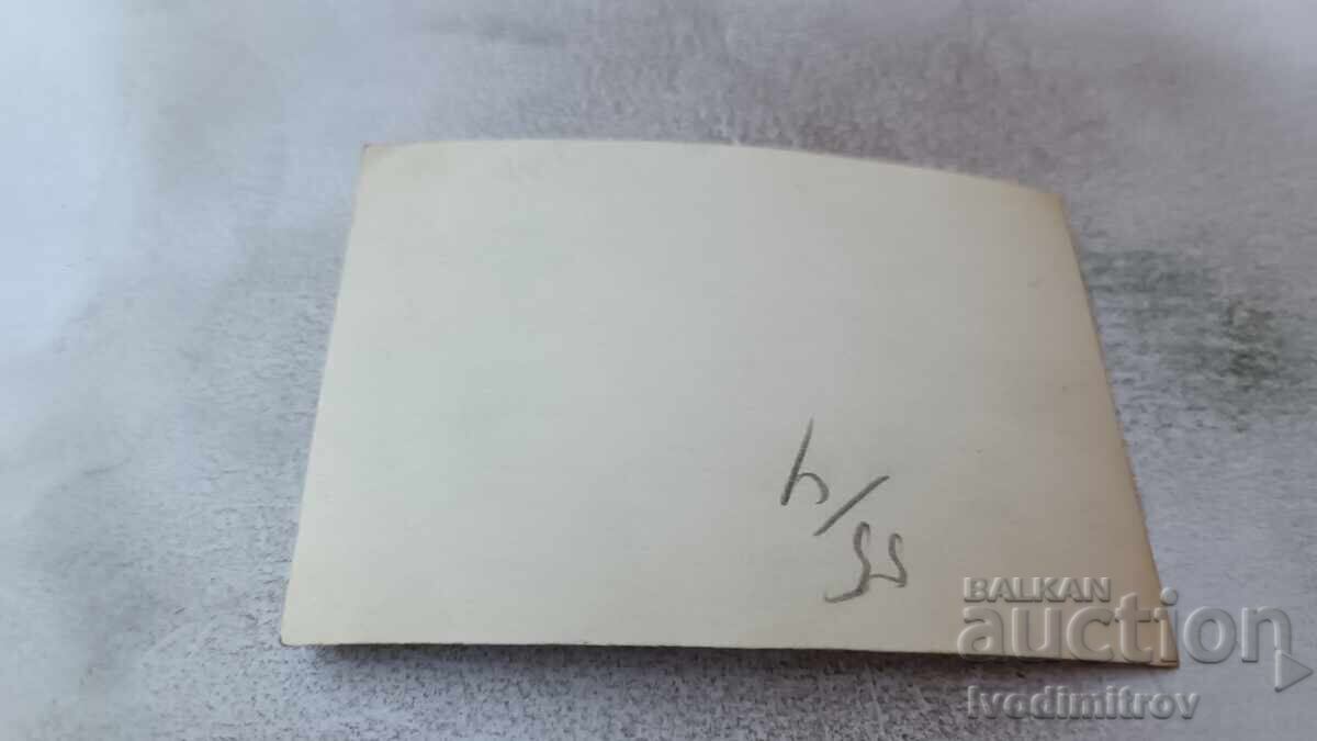 Φωτογραφία Δύο άντρες και ένα αγόρι στην παραλία με τιμή 1.85 BGN | € 0.95 Φωτογραφία Δύο άντρες και ένα αγόρι στην παραλία με τιμή 1.85 BGN | € 0.95