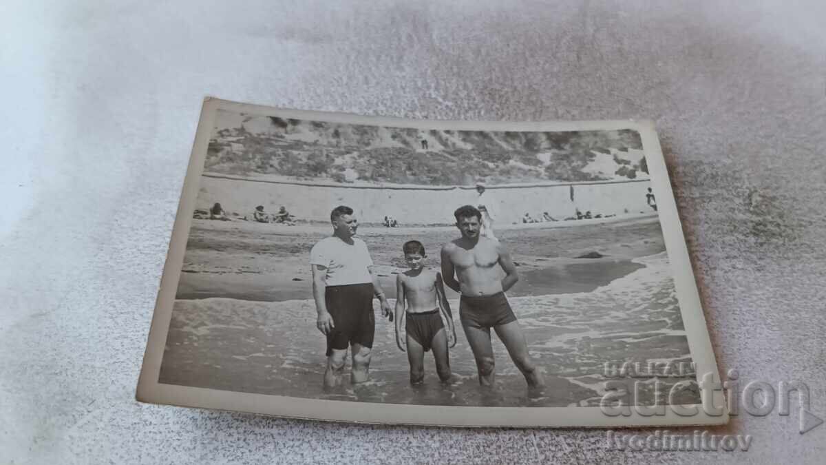 Φωτογραφία Δύο άντρες και ένα αγόρι στην παραλία Φωτογραφία Δύο άντρες και ένα αγόρι στην παραλία