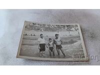 Φωτογραφία Δύο άντρες και ένα αγόρι στην παραλία