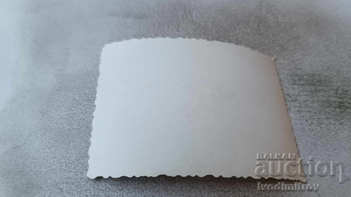 Снимка Младежи и девойка на плажа с цена 1.85 лв. | € 0.95 Снимка Младежи и девойка на плажа с цена 1.85 лв. | € 0.95