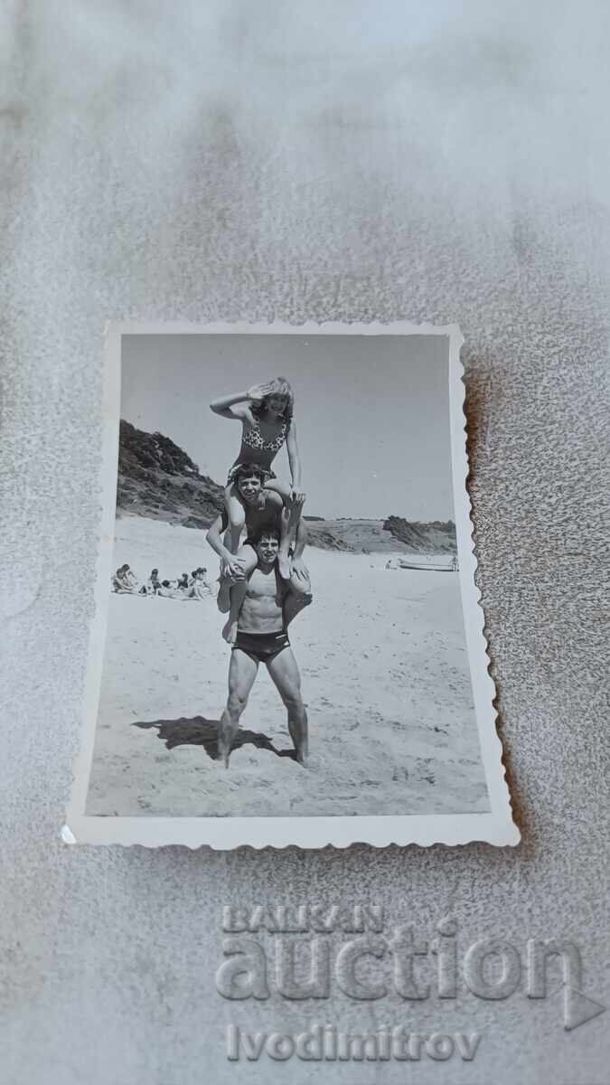 Снимка Младежи и девойка на плажа Снимка Младежи и девойка на плажа