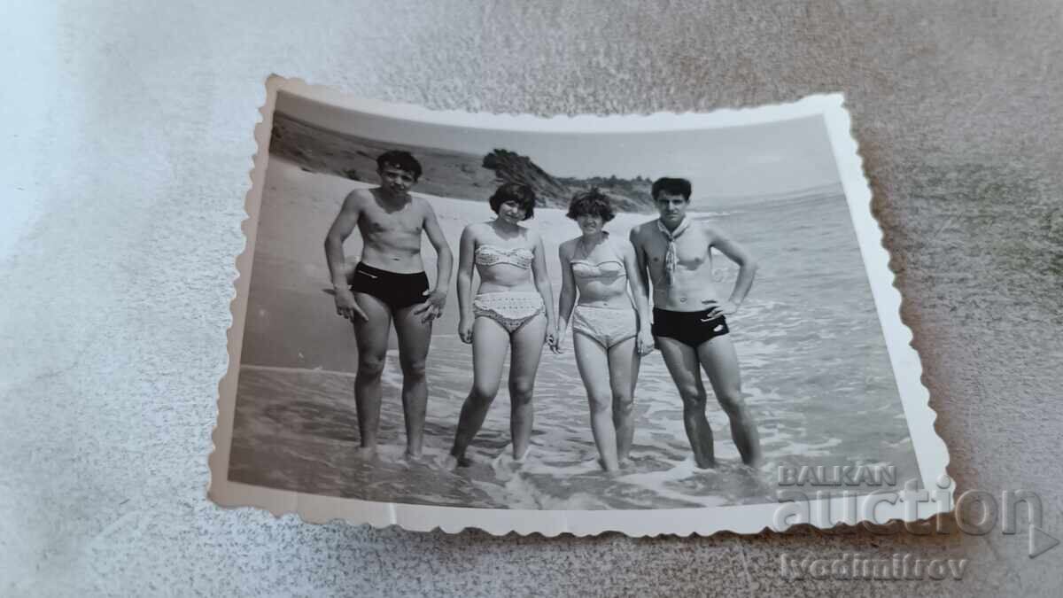 Снимка Млади мъже и млади жени на брега на морето Снимка Млади мъже и млади жени на брега на морето