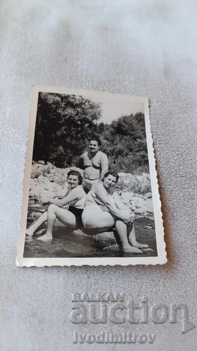 Φωτογραφία Βŭrshets Άνδρας γυναίκα και αγοράκι στο ποτάμι 1958