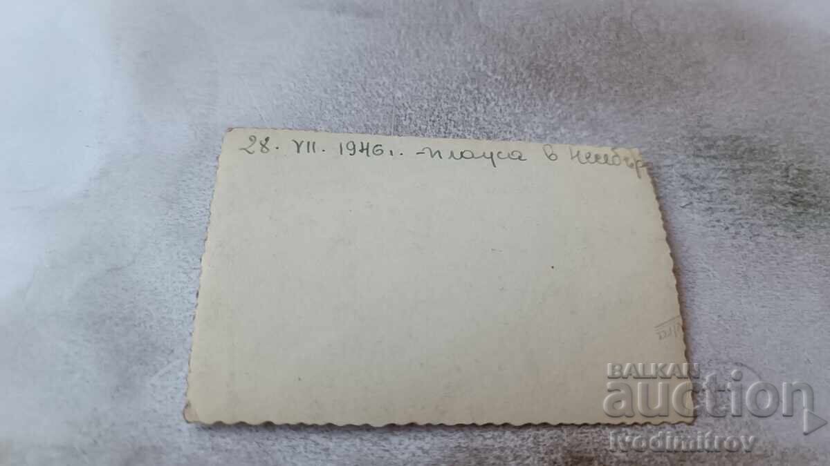 Снимка Две млади момичета и момче на плажа с цена 1.85 лв. | € 0.95