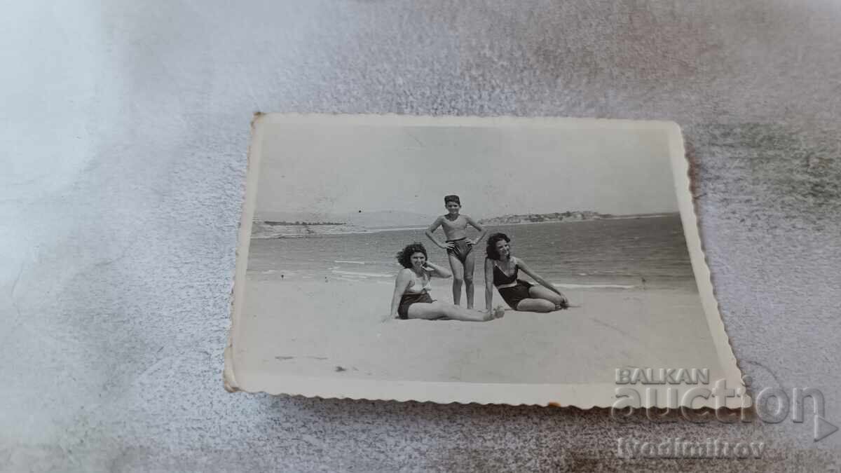 Снимка Две млади момичета и момче на плажа