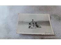 Φωτογραφία Δύο νεαρών κοριτσιών και αγοριού στην παραλία