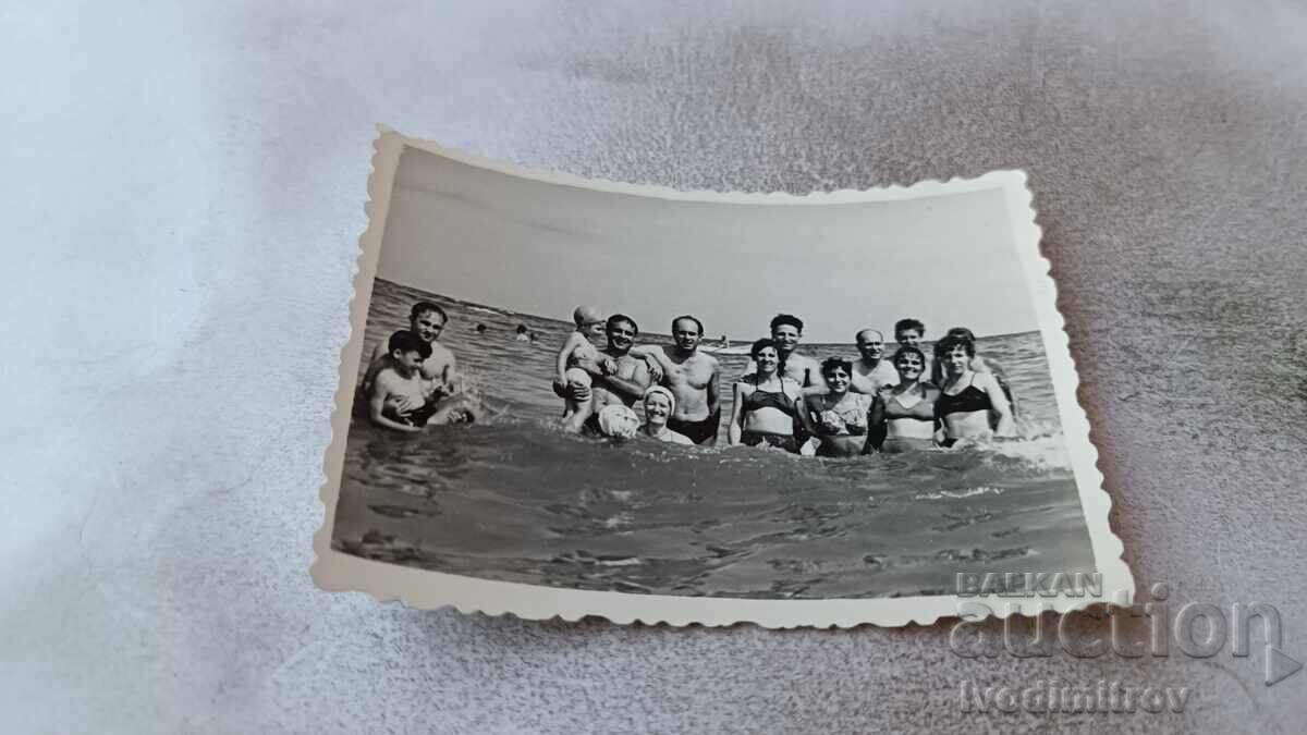 Φωτογραφία Άνδρες γυναίκες και παιδιά στη θάλασσα