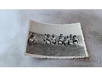 Φωτογραφία Άνδρες γυναίκες και παιδιά στη θάλασσα