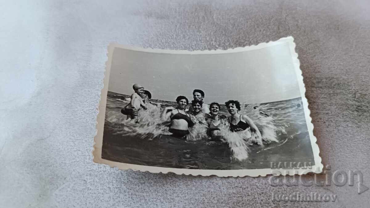 Photo Men women and children in the sea Photo Men women and children in the sea