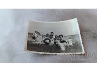 Φωτογραφία Άνδρες γυναίκες και παιδιά στη θάλασσα