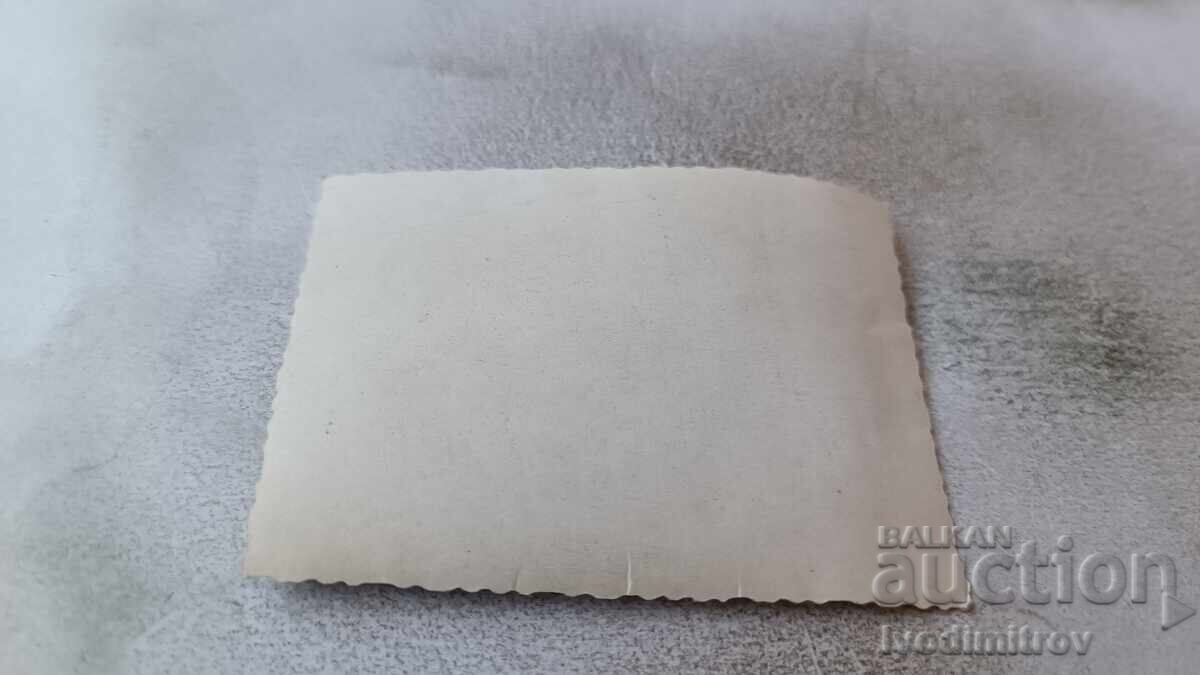 Φωτογραφία Άνδρες γυναίκες και παιδιά στην παραλία με τιμή 1.45 BGN | € 0.74