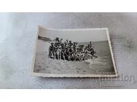 Φωτογραφία Άνδρες γυναίκες και παιδιά στην παραλία