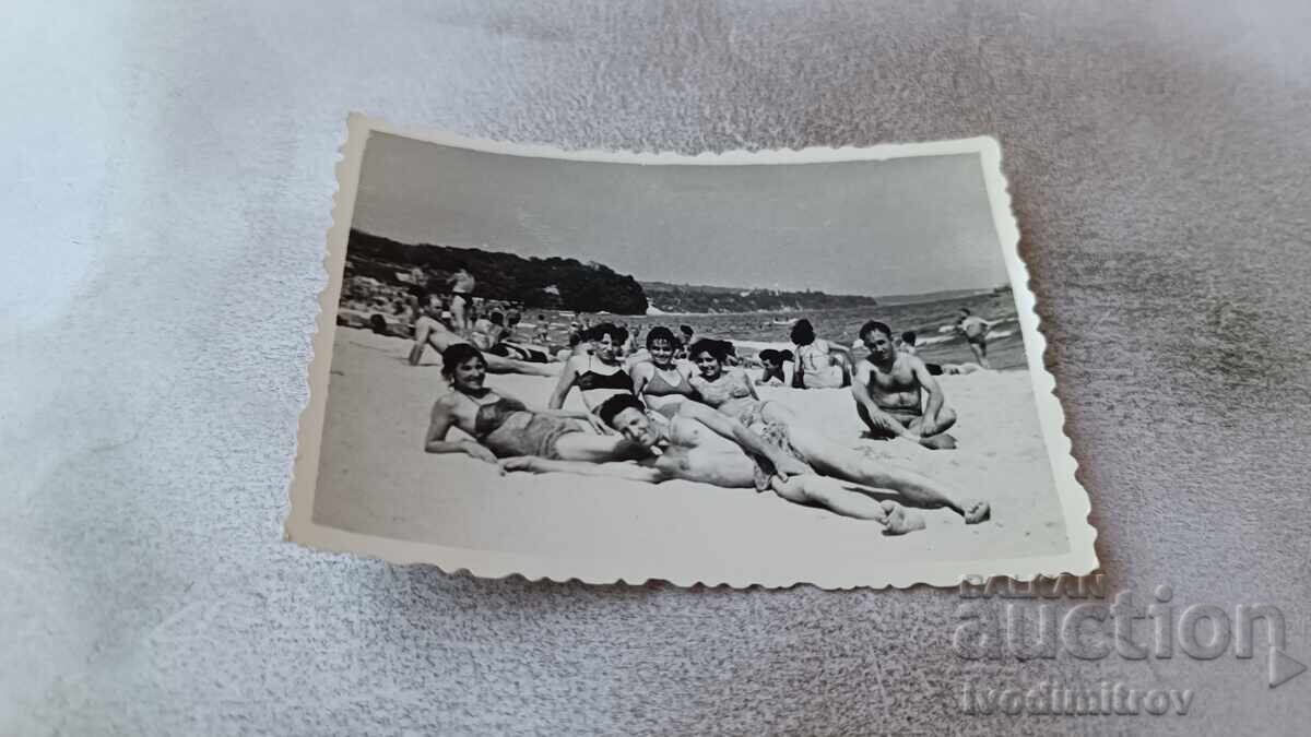 Foto Bărbați și femei pe plajă Foto Bărbați și femei pe plajă