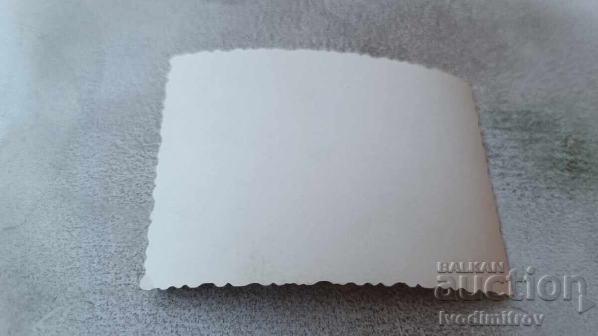 Снимка Младежи и девойка на плажа с цена 1.85 лв. | € 0.95 Снимка Младежи и девойка на плажа с цена 1.85 лв. | € 0.95